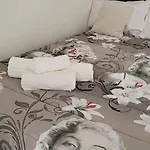 ᗰiki ᕼouտᗴ 2